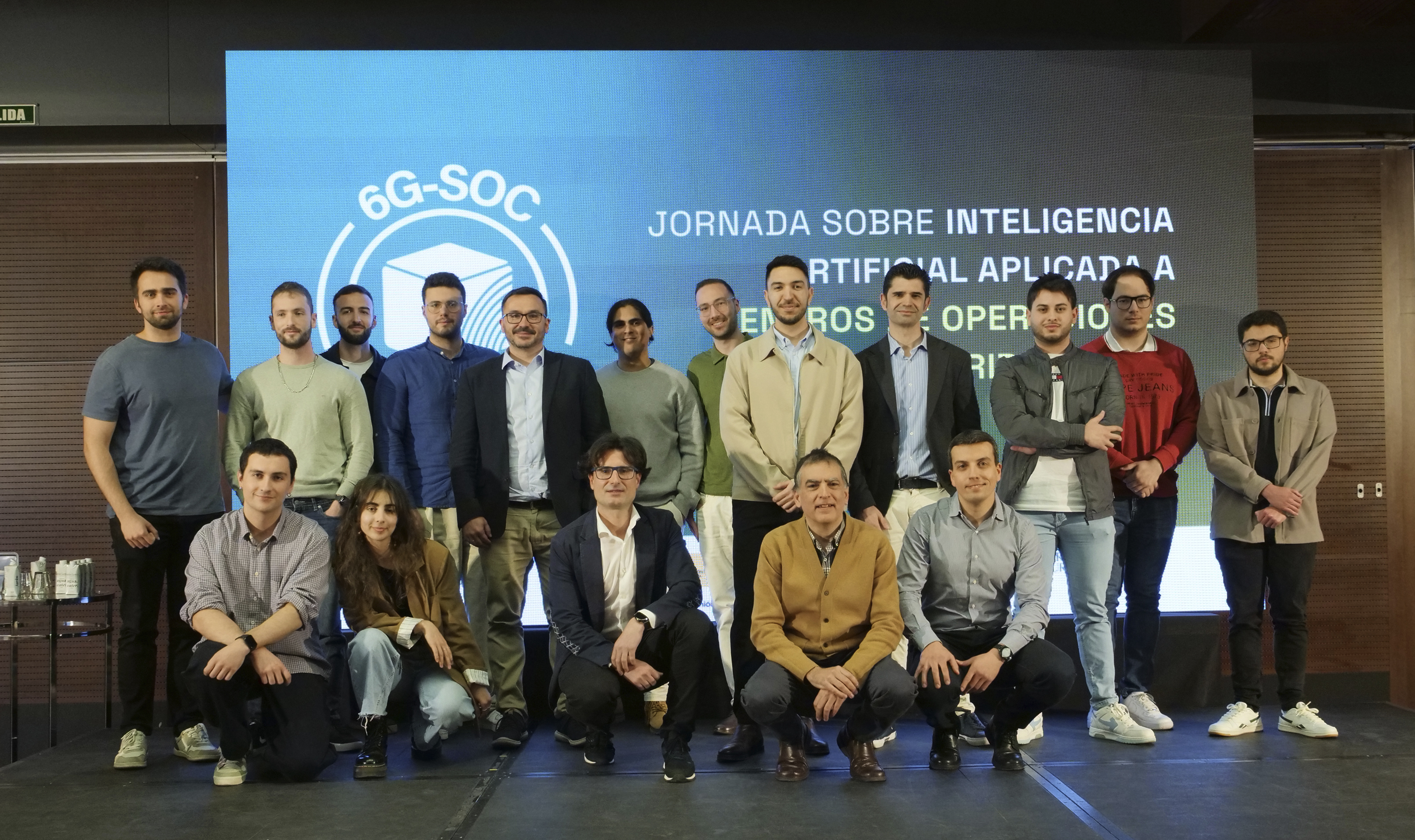 Foto de grupo de participantes en la jornada 6G-SOC